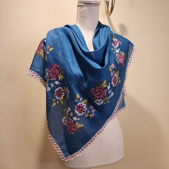 WOMEN'S Large Blue Floral Light Weight Scarf 37" x 39" - Picture 2 of 10